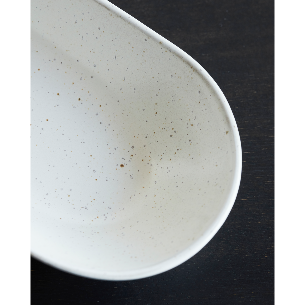 Prato de servir, hdpion, cinza; branco
