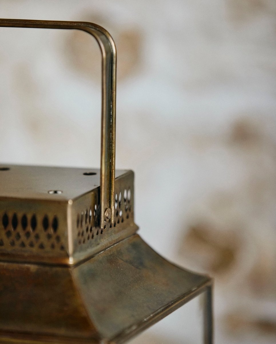 Lanterna ANTIGA em ferro - h30 cm - acabamento dourado