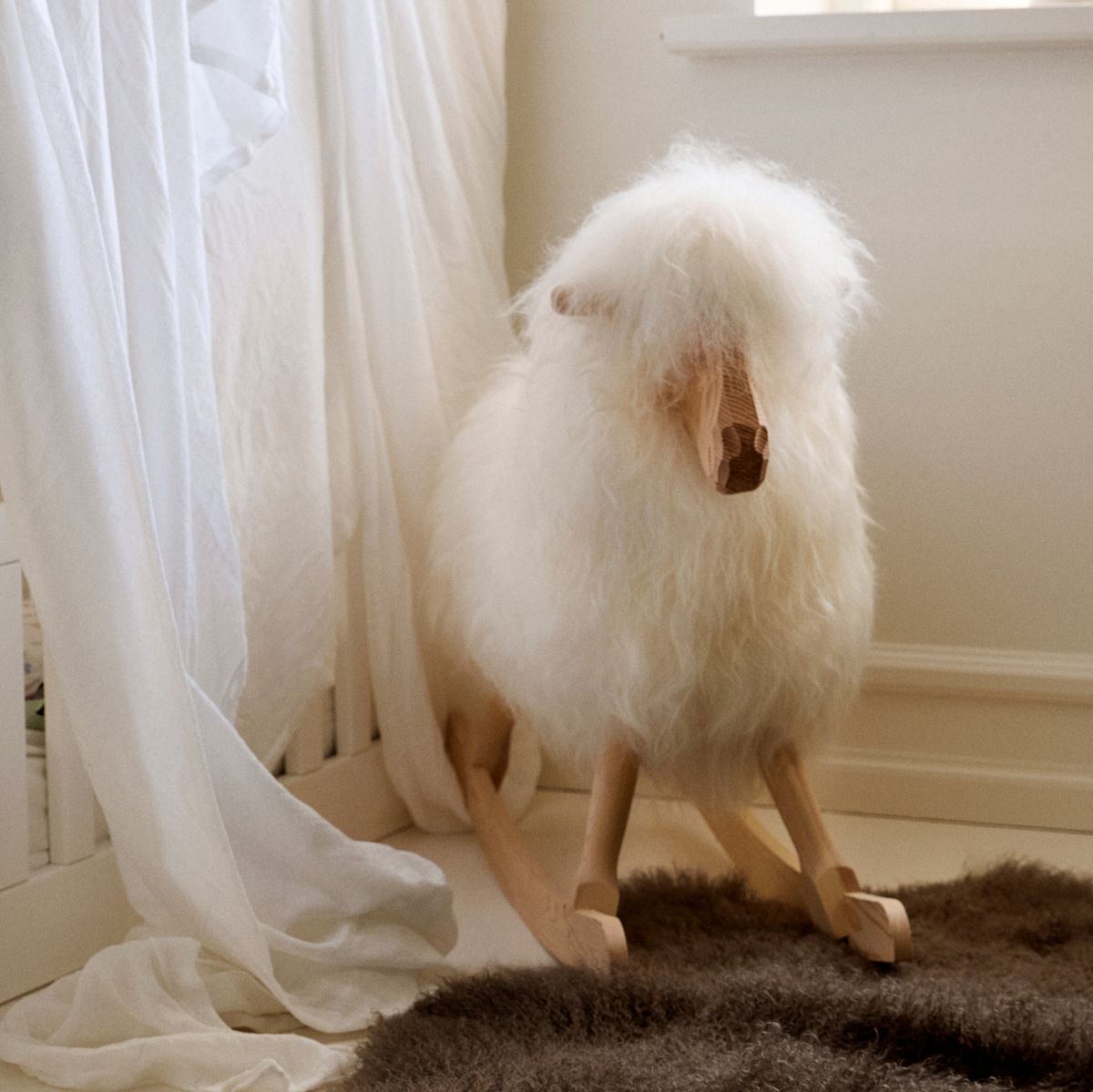 Manray Povl Kjer Design | Pele de cordeiro de pêlo comprido | Grande C85xL25xA60 cm