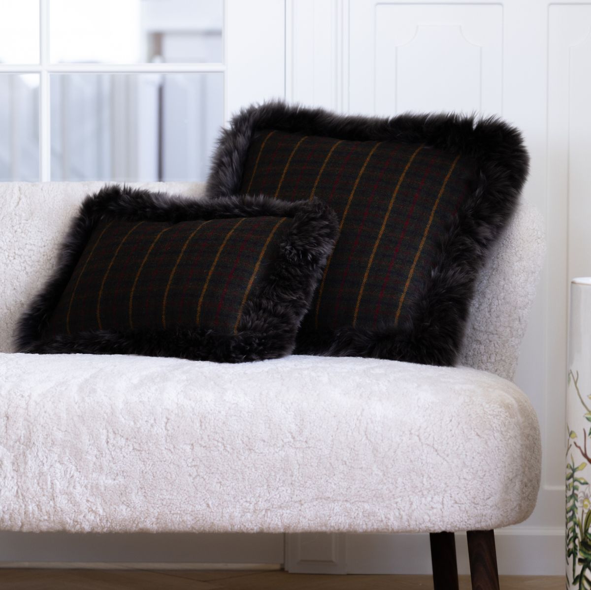 Coleção Verificada | Almofada de lã | Cabelos compridos | Dupla Face | 34x52cm