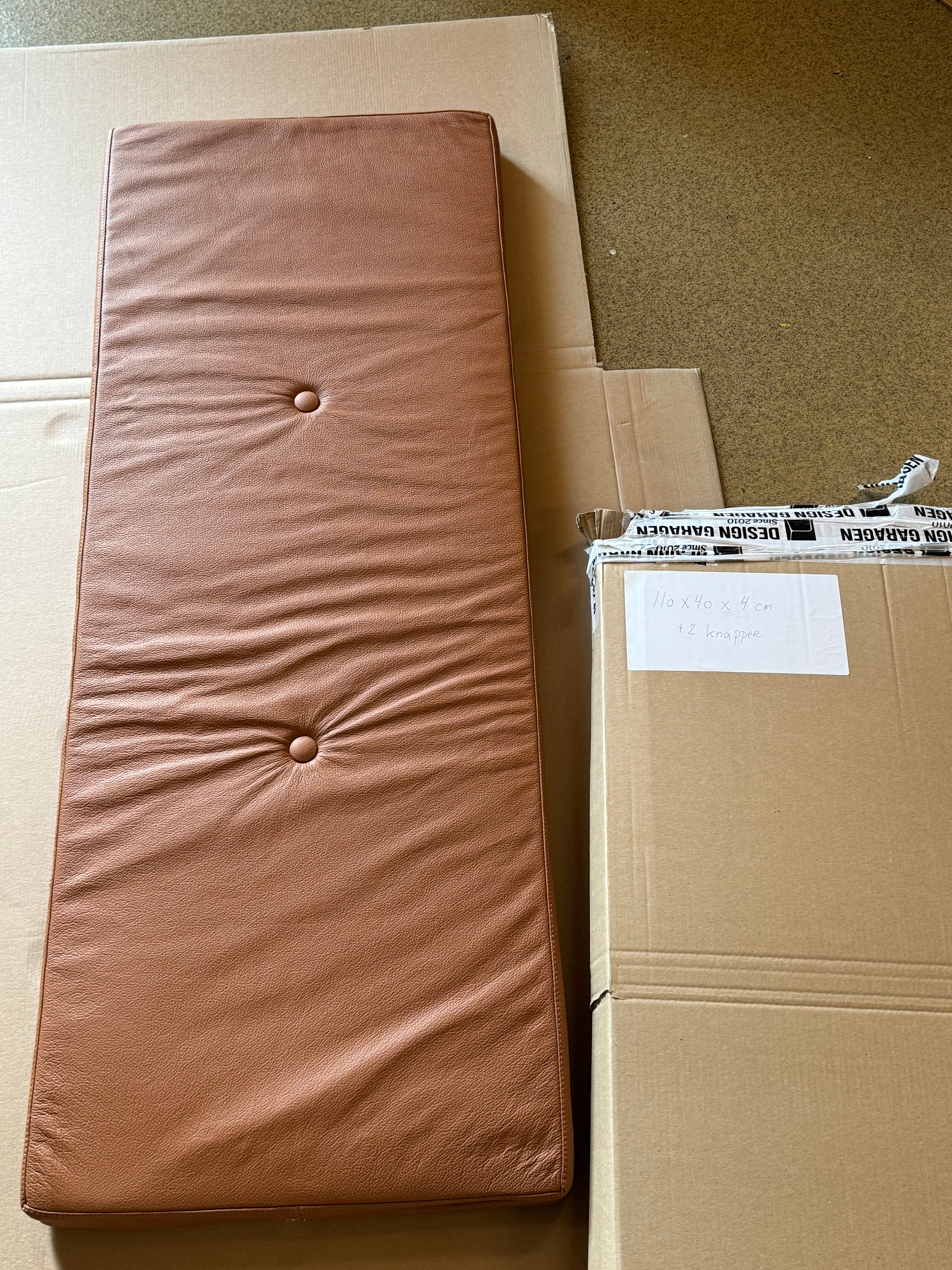 Almofada de couro Cognac 110x40x4 cm com botões