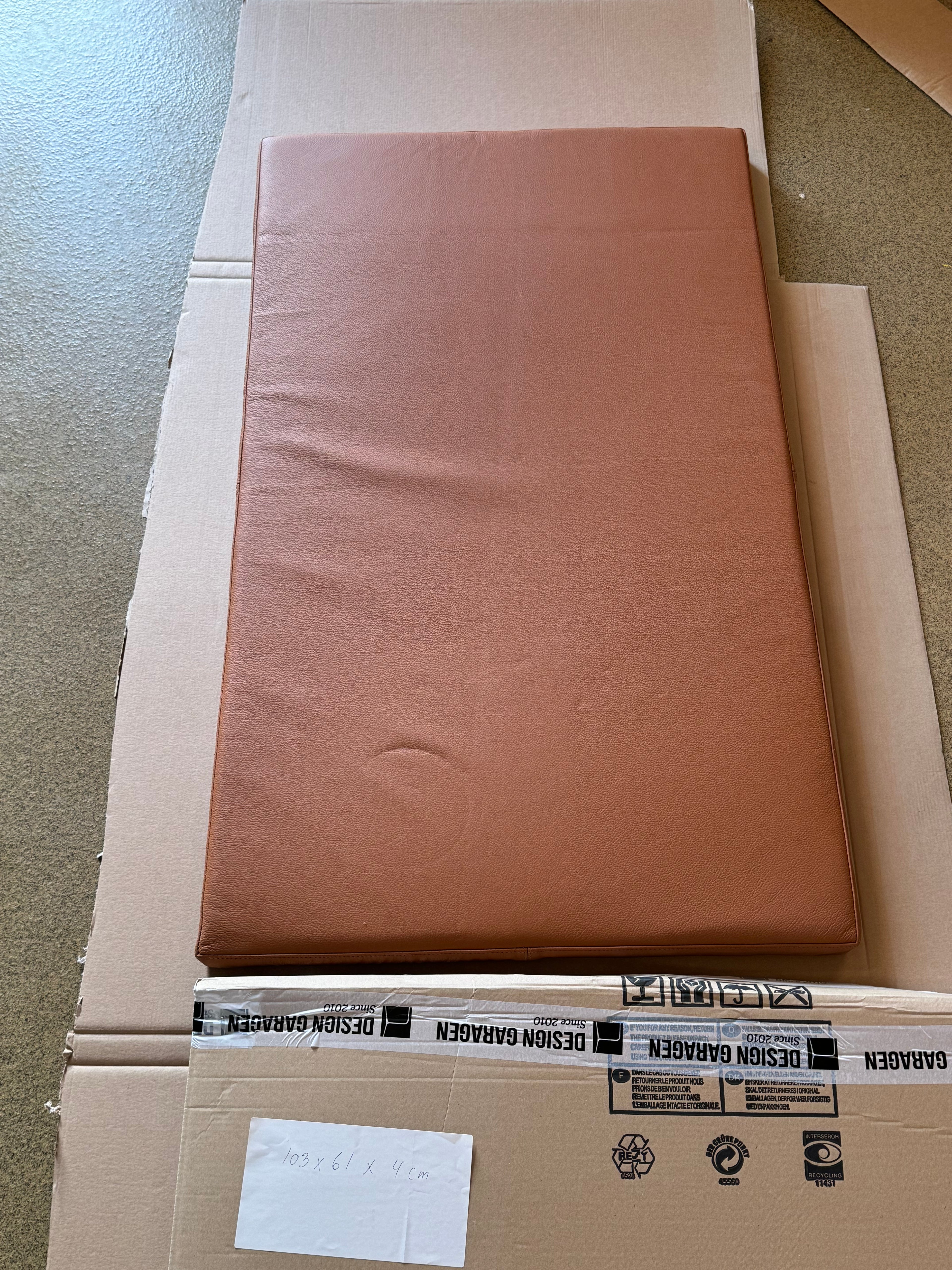 Almofada em couro Cognac 103x61x4 cm