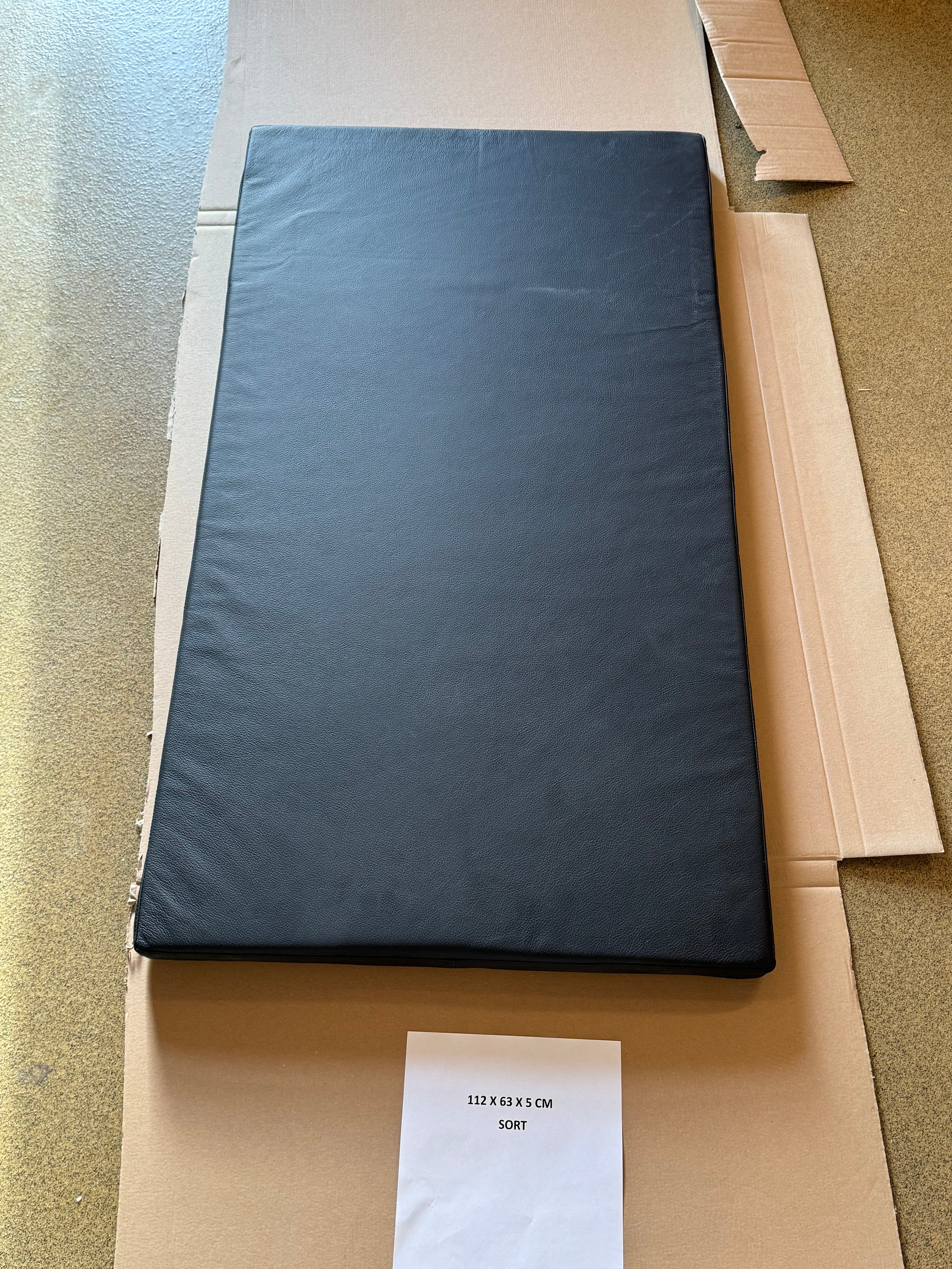 Almofada em couro preto 112x63x4 cm