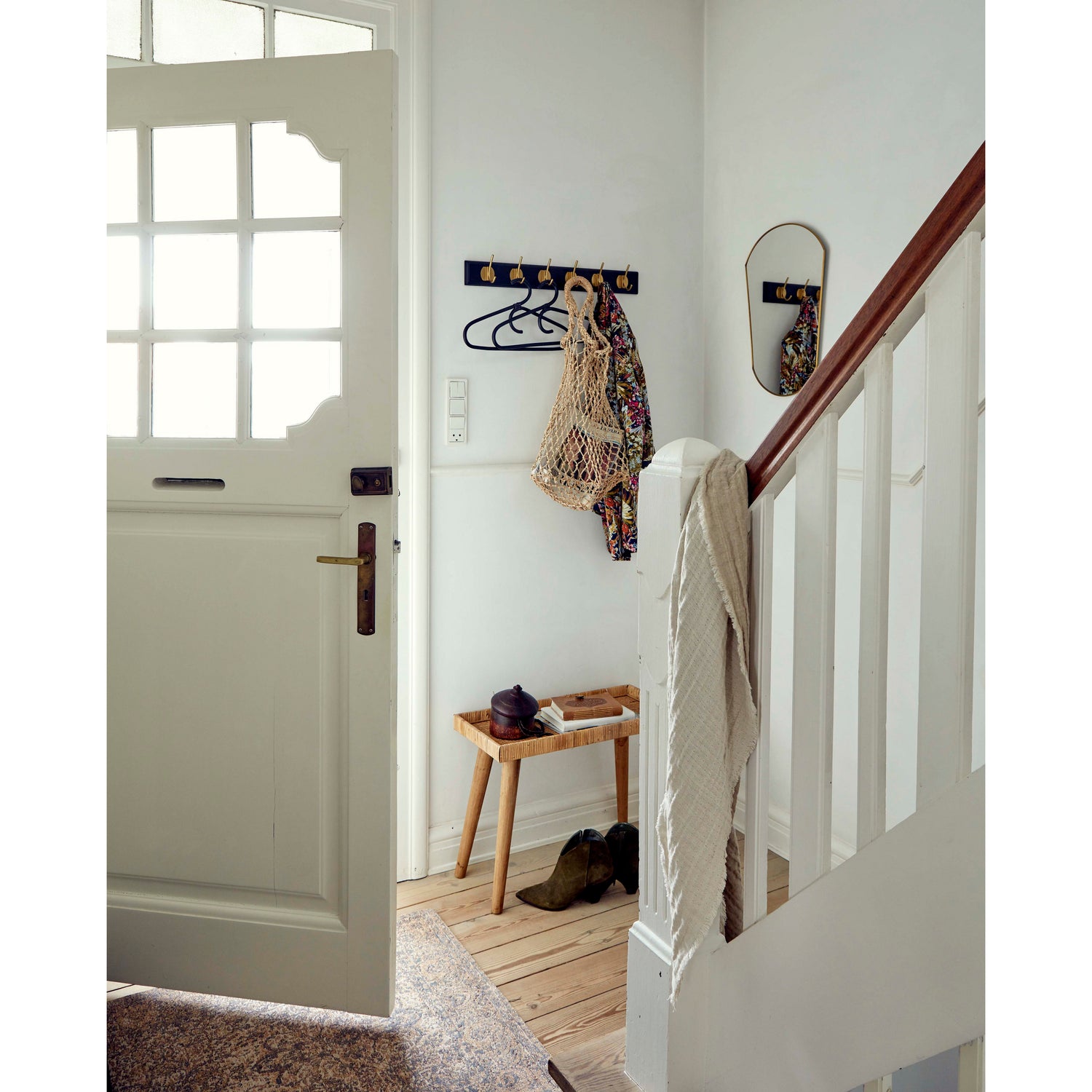 Ganchos ousados em madeira com 6 ganchos de latão - 60 cm - preto