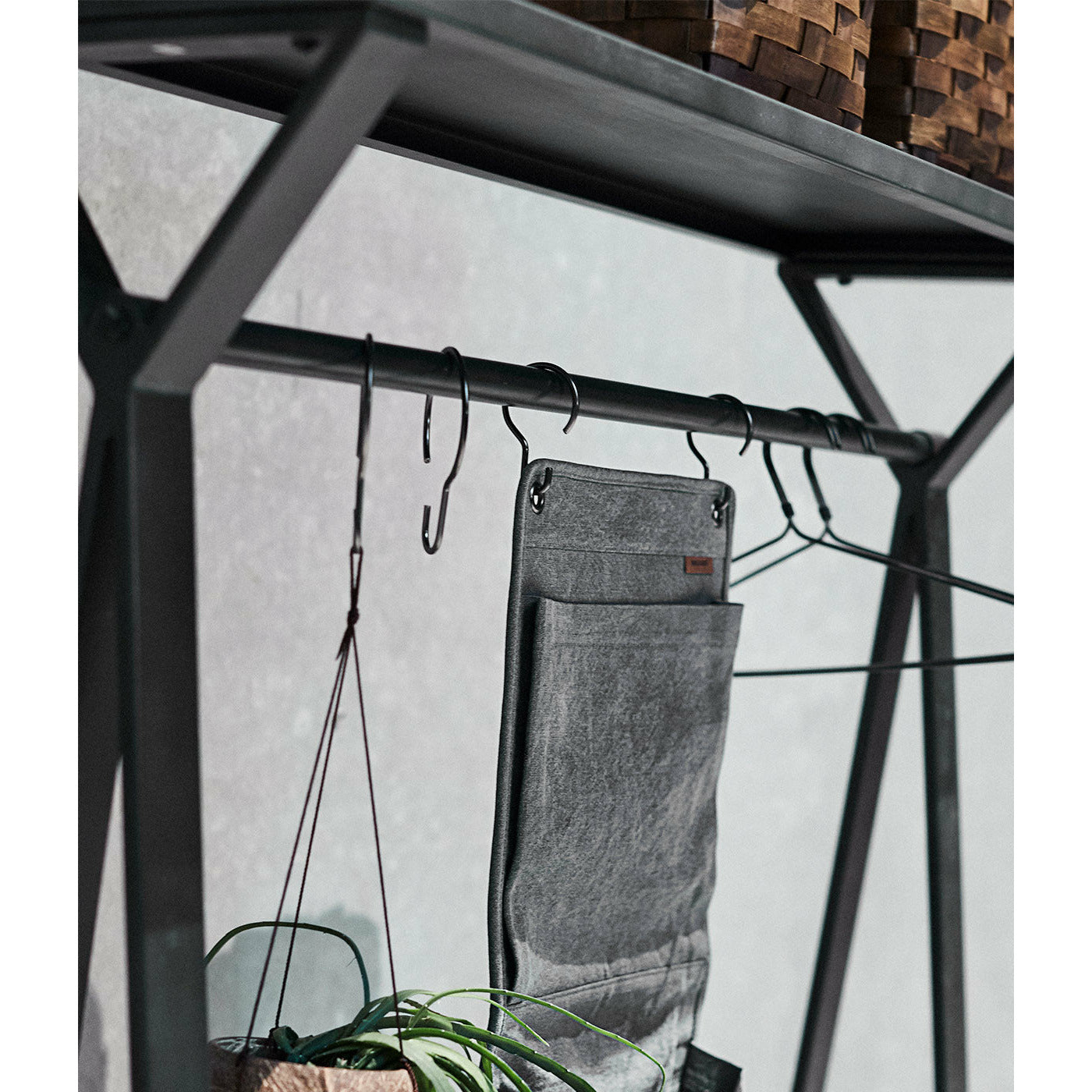 Tøjstativ Bronx - Sort (LGB) - Jern - W: 100 H: 185 D: 40 cm - Muubs - DesignGaragen.dk