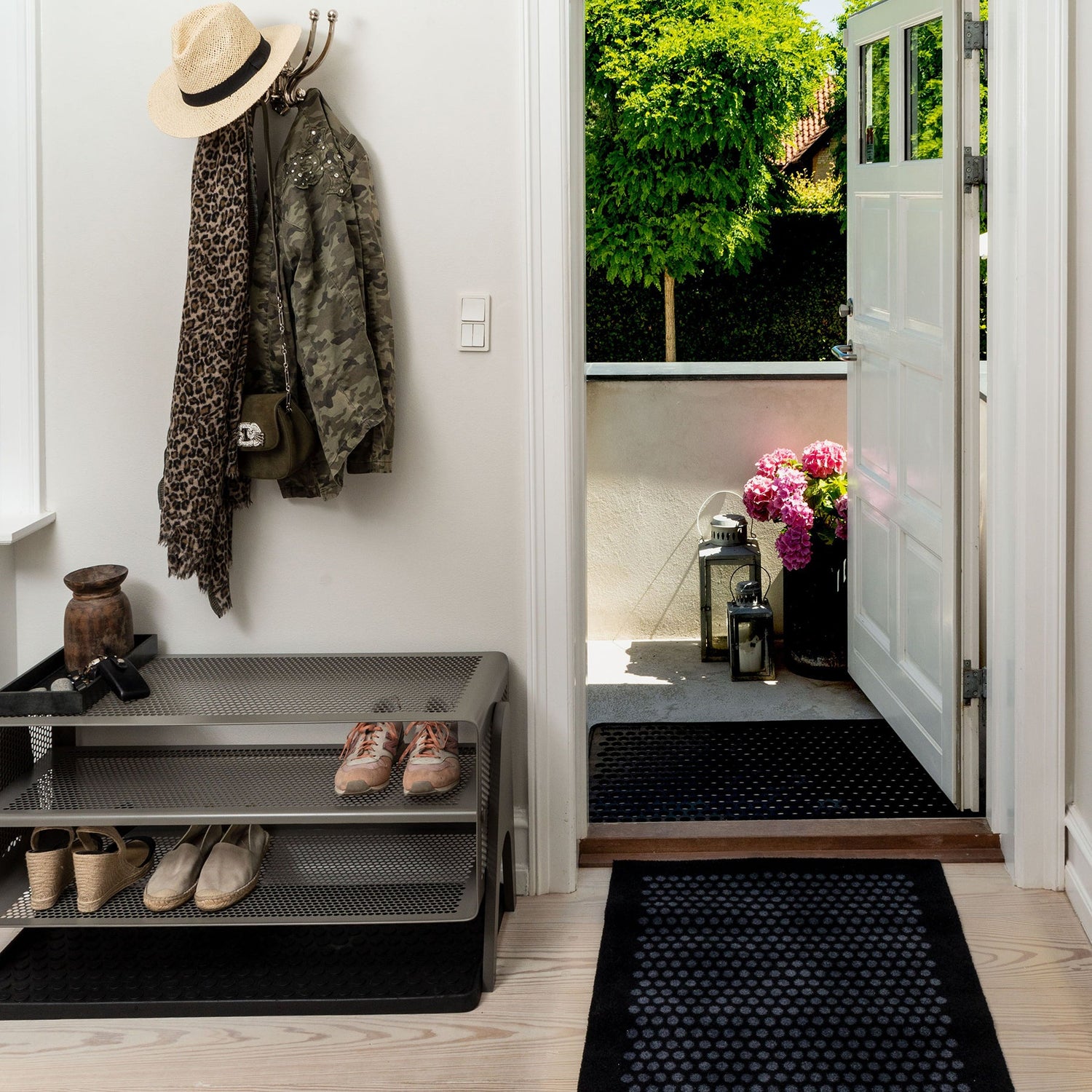 GULVMÅTTE 67 x 120 CM - DOTS/BLACK GREY - Tica Copenhagen - DesignGaragen.dk