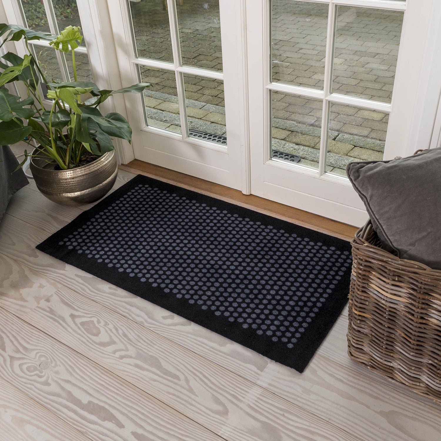 GULVMÅTTE 67 x 120 CM - DOTS/BLACK GREY - Tica Copenhagen - DesignGaragen.dk