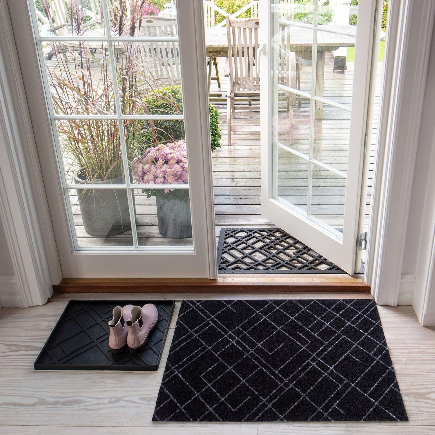 GULVMÅTTE 60 x 90 cm - LINES/BLACK GREY - Tica Copenhagen - DesignGaragen.dk