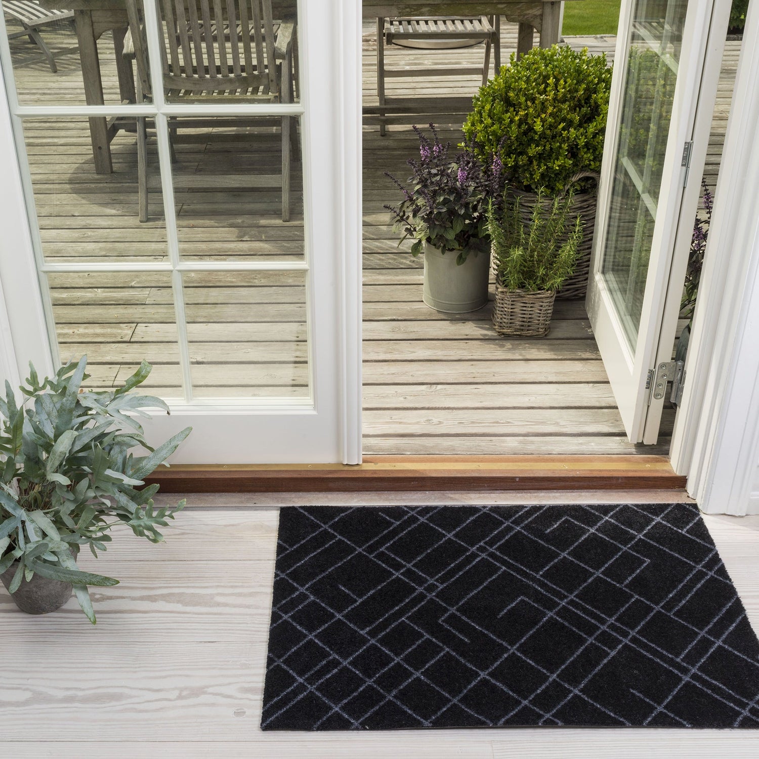 GULVMÅTTE 60 x 90 cm - LINES/BLACK GREY - Tica Copenhagen - DesignGaragen.dk