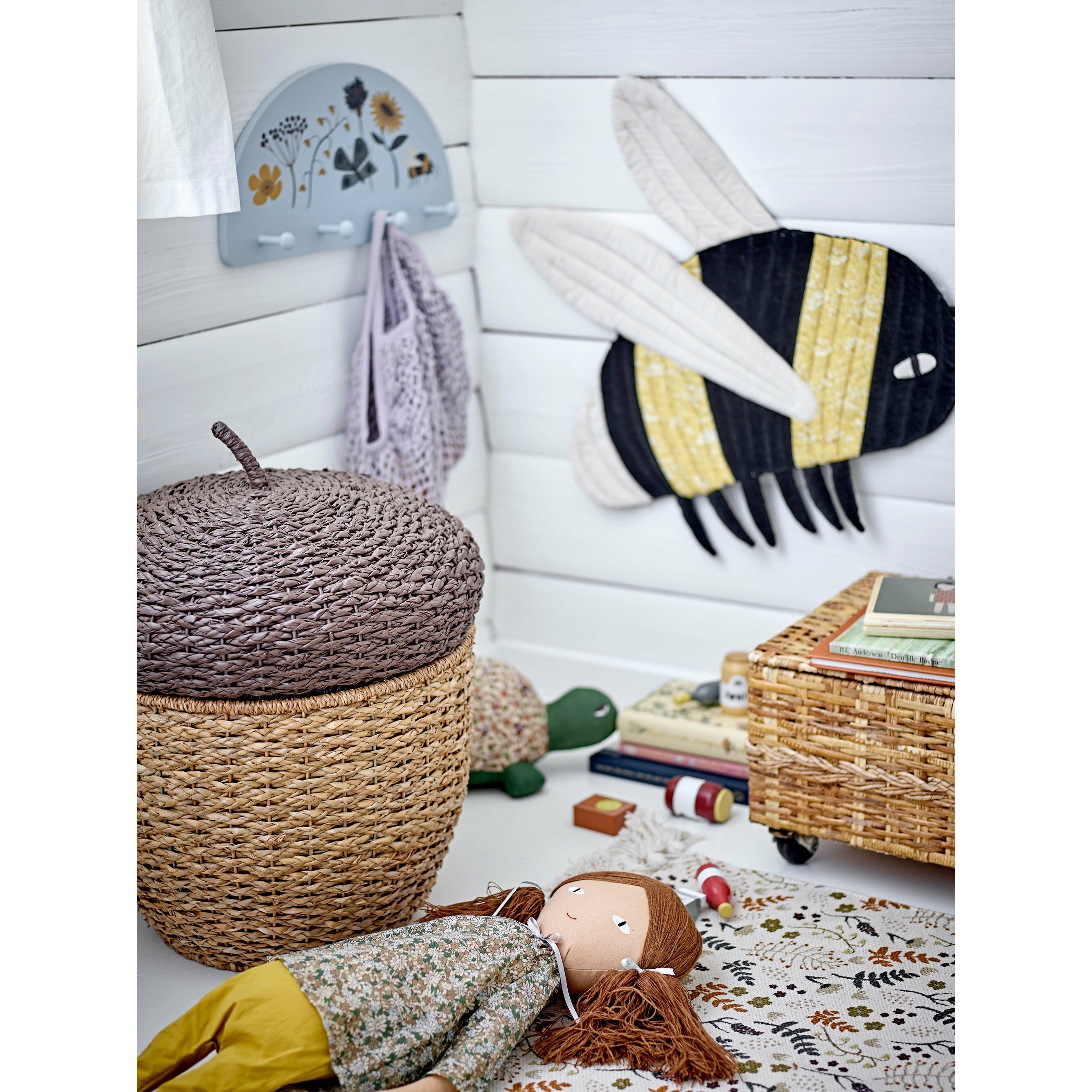 BLOOMINGVILLE MINI Finus Kurv m/Låg, Brun, Søgræs - D43,5xH46 cm - DesignGaragen.dk.