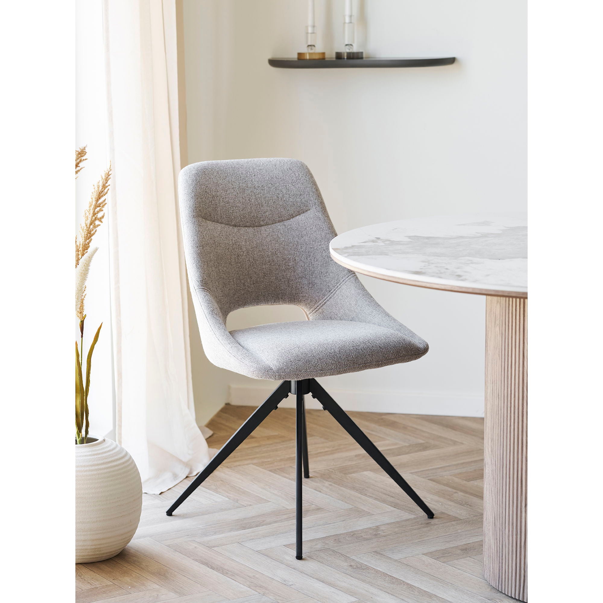 Cadeira de mesa de jantar Dokka - cadeira de mesa de jantar com pé giratório, areia, pernas pretas HN1088