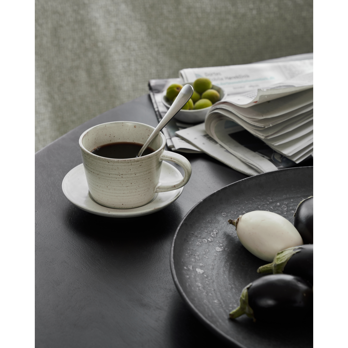 Copo com pires, hdpion, cinza; branco