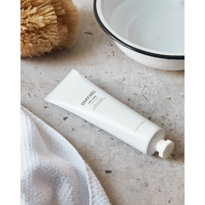 Esfoliante do pé, cedro calmo, cosmos orgânico, branco