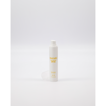 Creme de sol no rosto, levemente perfumado, branco