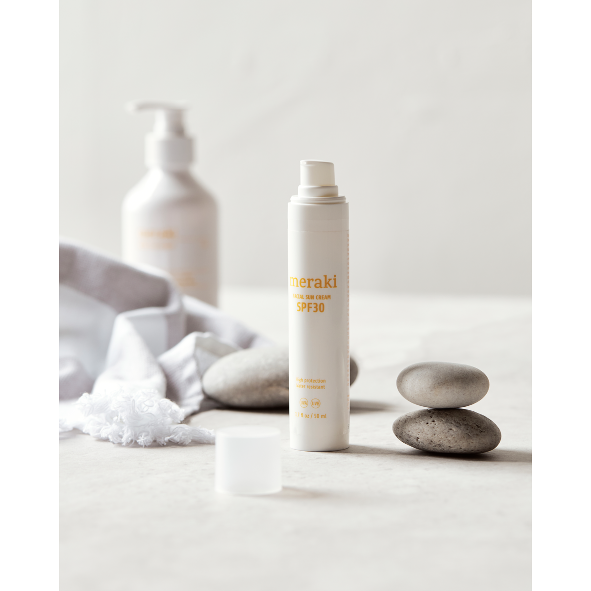 Creme de sol no rosto, levemente perfumado, branco