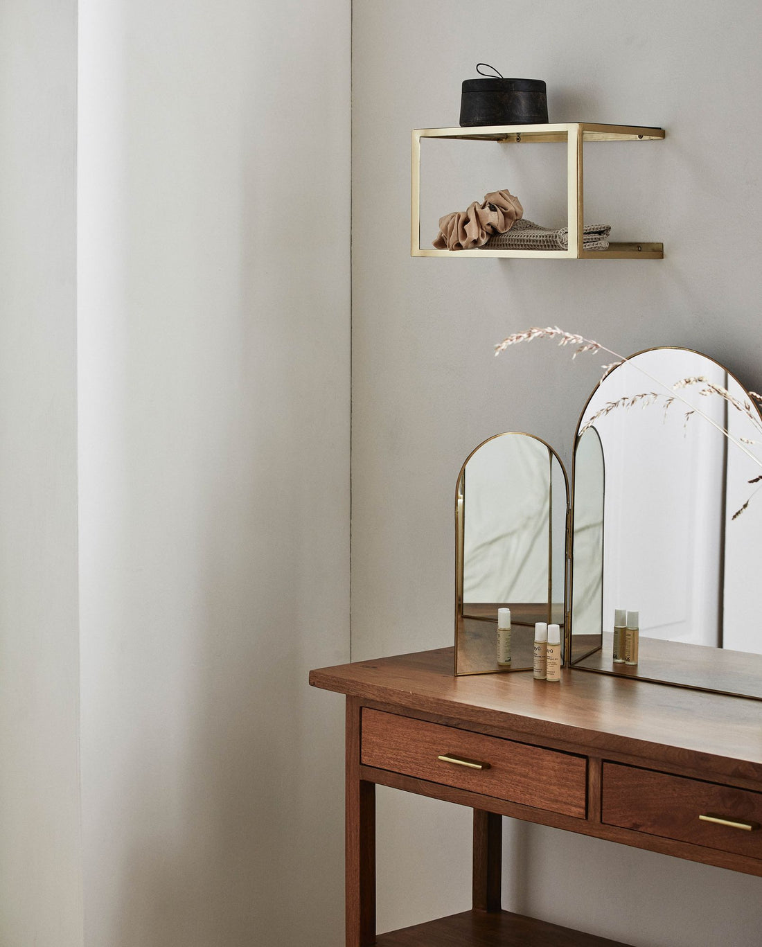 NERA prateleira/cama de metal com vidro - 36x20 cm - acabamento de ouro