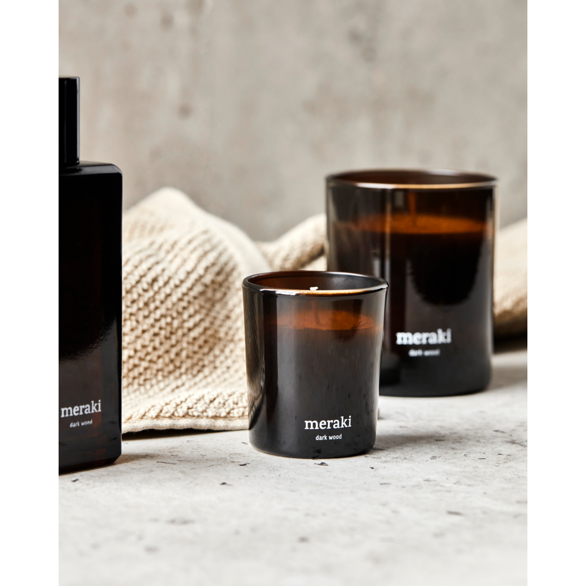 Velas perfumadas, madeira escura., Marrom