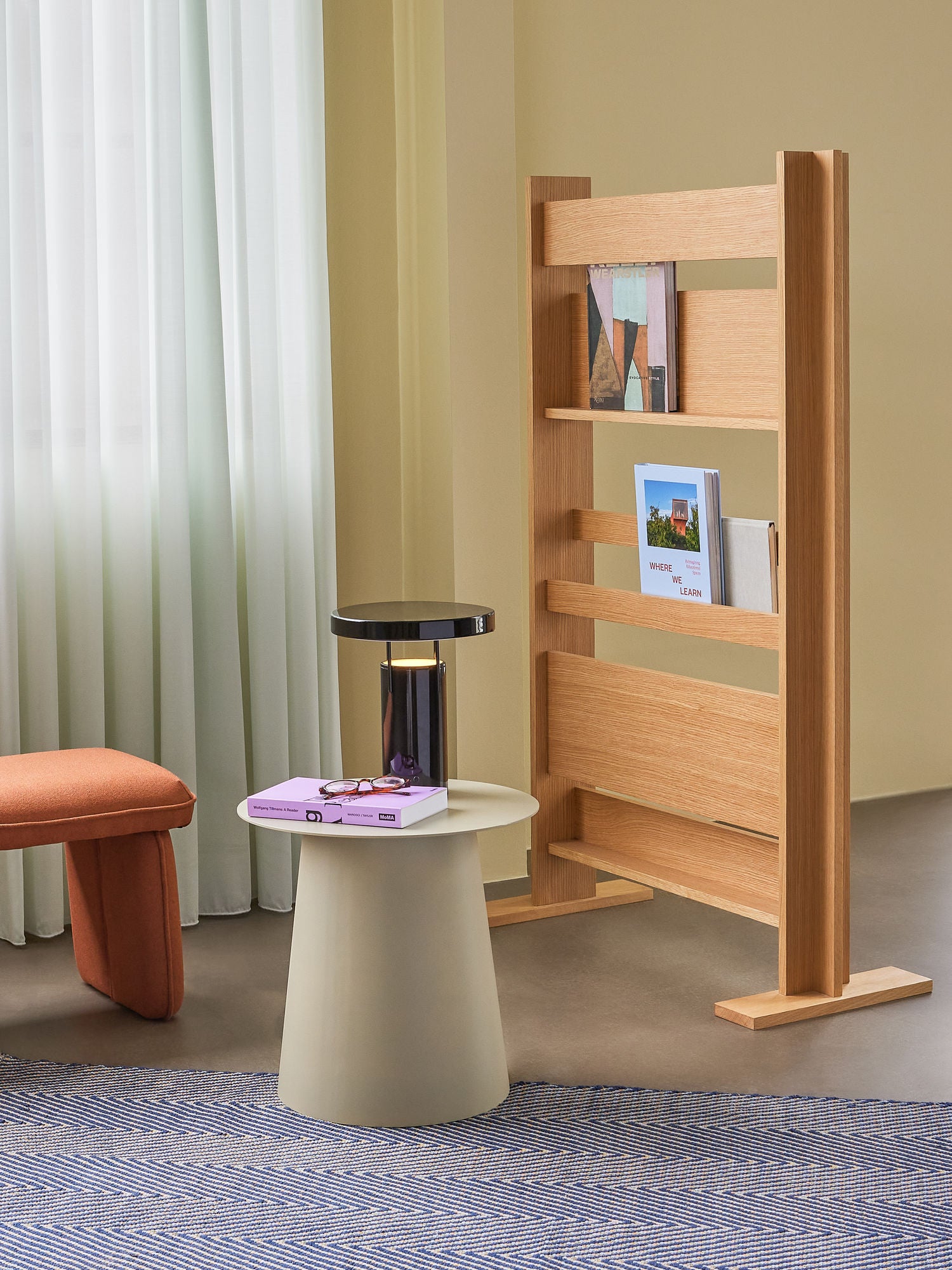 Hübsch FormA Magazine Holder/Room compartilha natureza