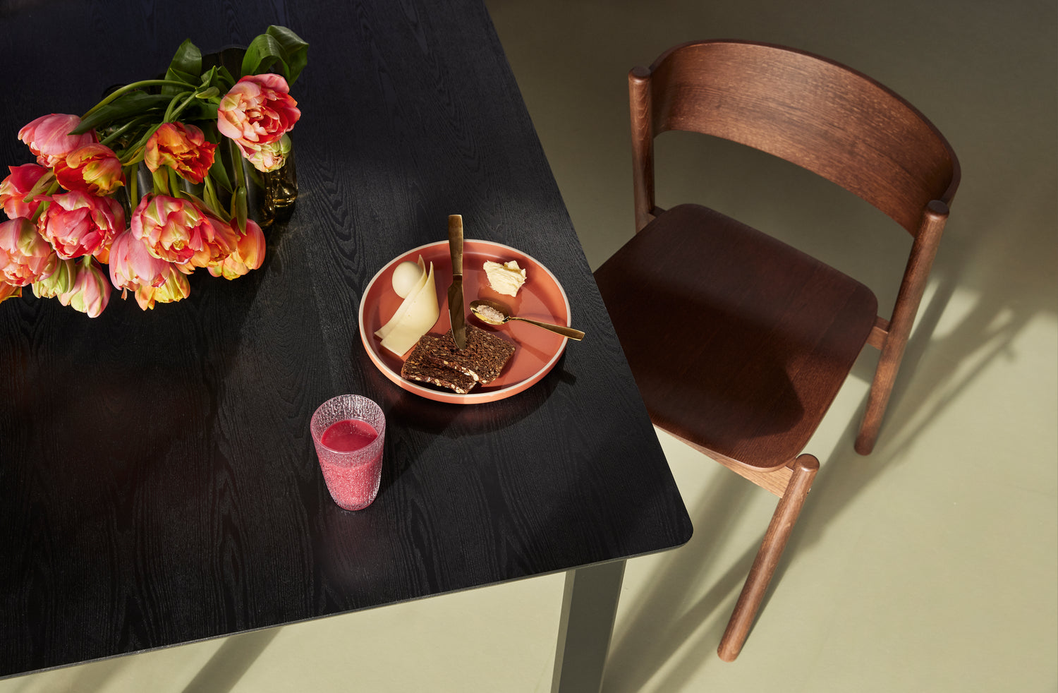 Cadeira de Jantar Oblíqua Marrom - 55x51xh80cm