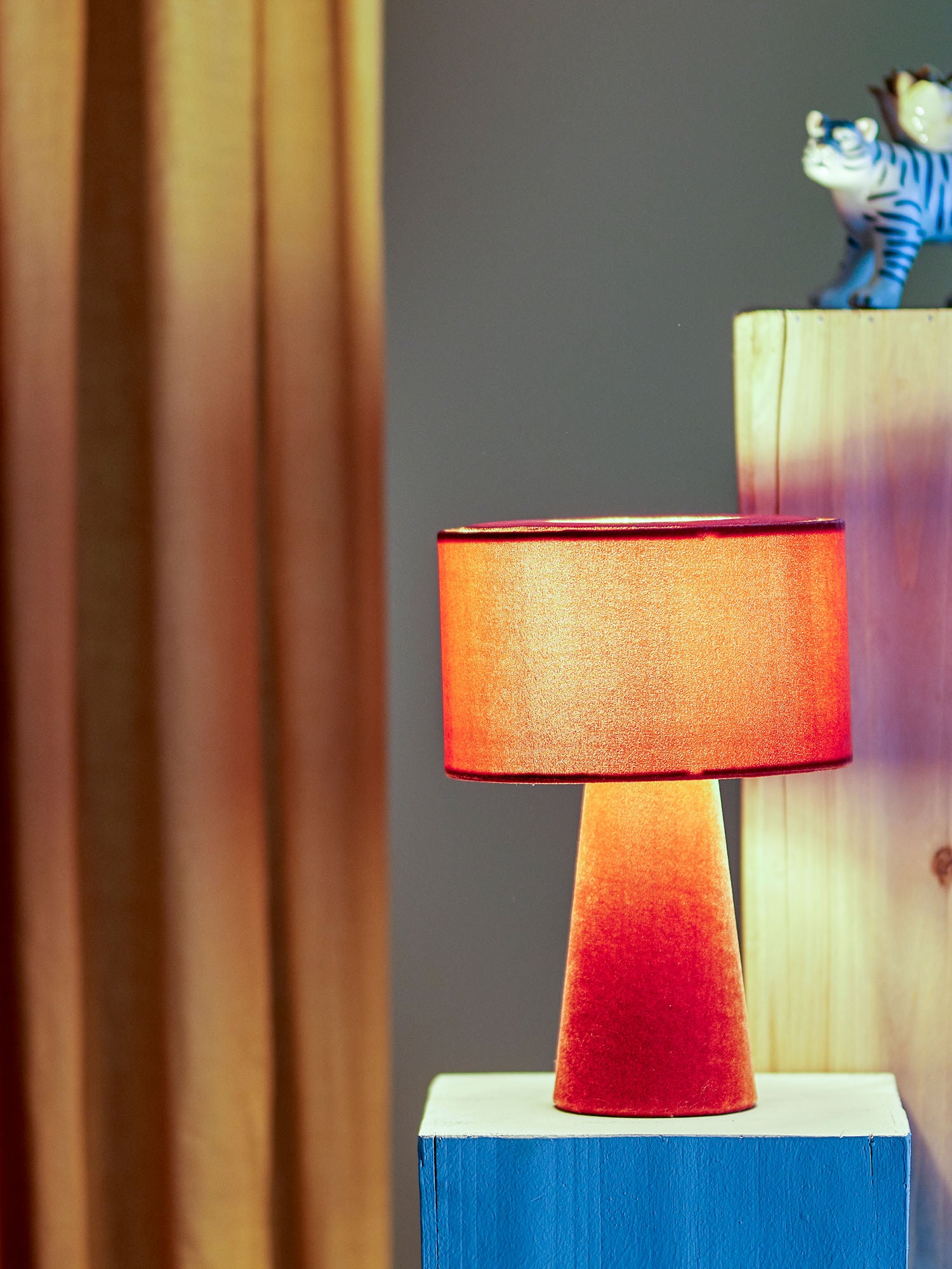 Bloomingville Emmie Table Lamp, vermelho, poliéster