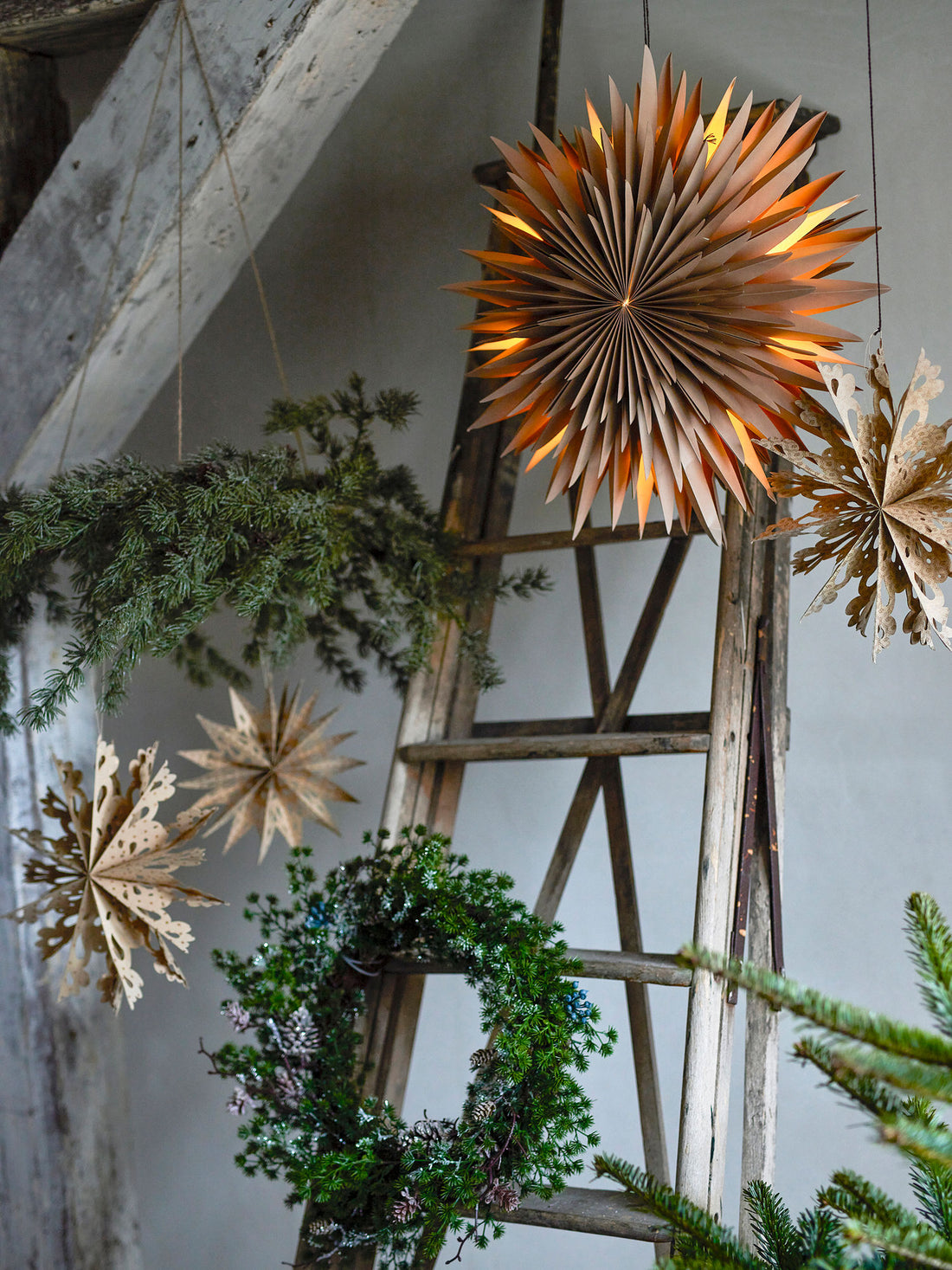 Grinalsa de cedro de Bloomingville, flores verdes e artificiais