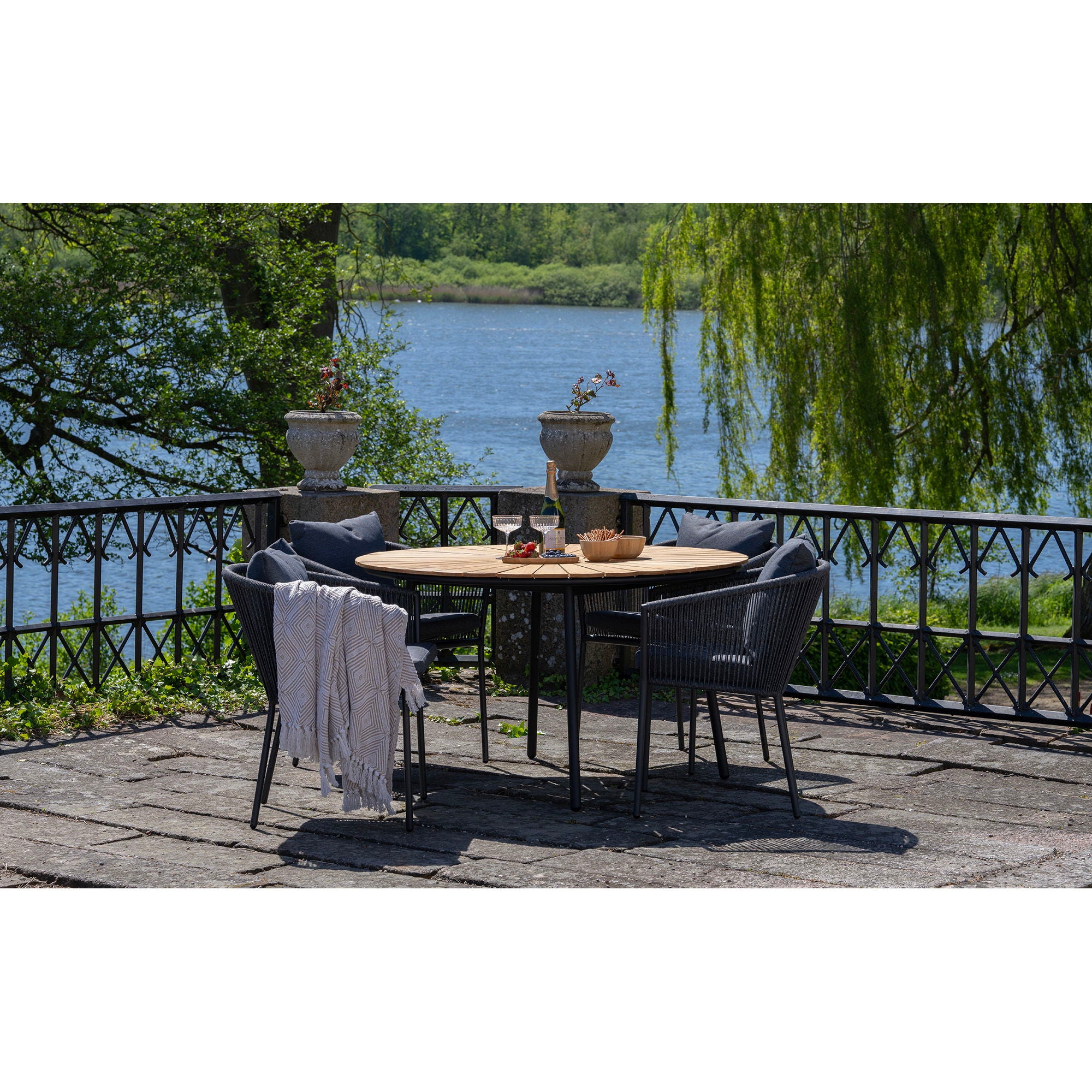 Conjunto de móveis de jardim de Cleveland e Salerno - mesa de jantar e 4 cadeiras de mesa de jantar