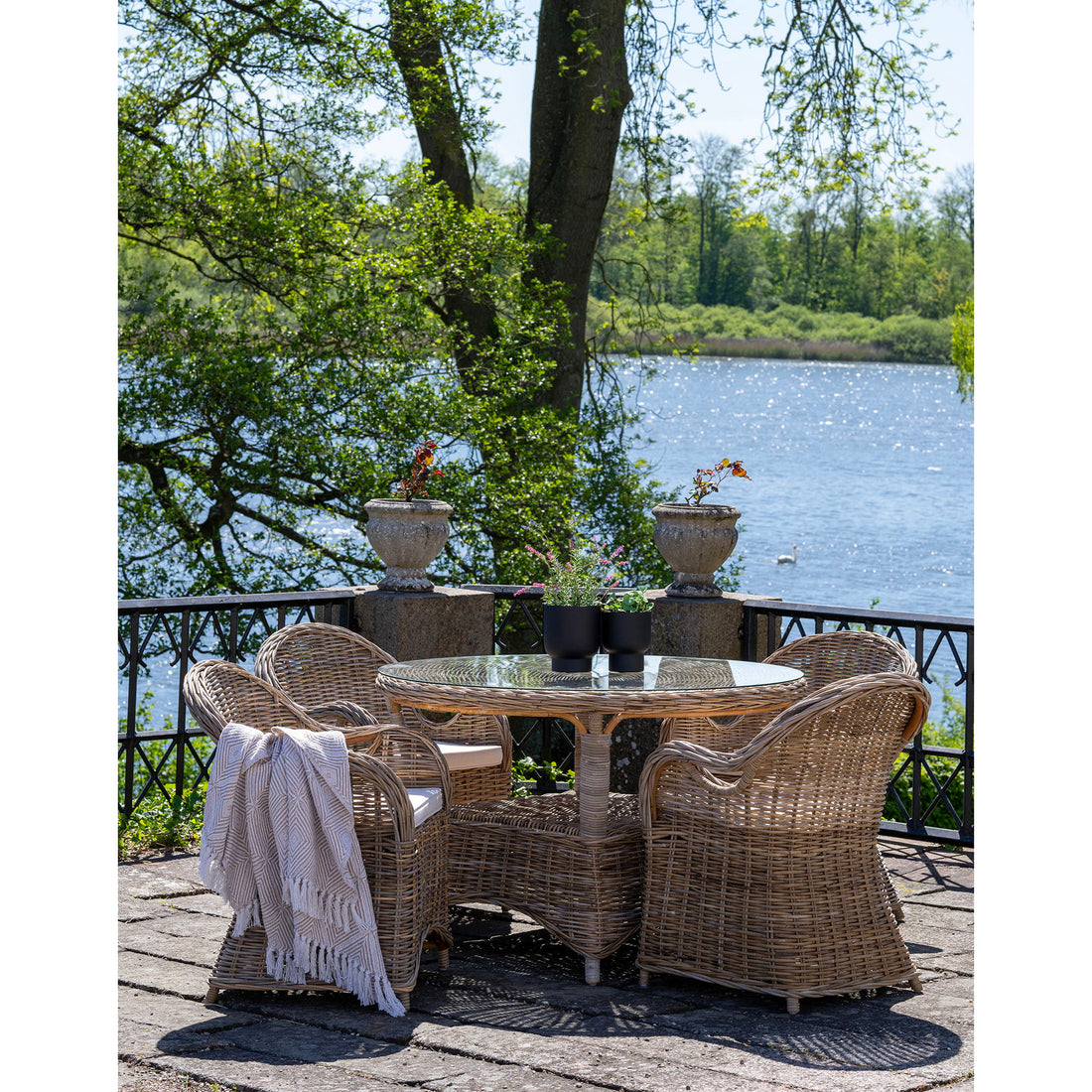 Conjunto de móveis de jardim de Larisa - Larisa Garden Table Ø120 cm e 4 cadeiras de jardim de Larisa, cinza