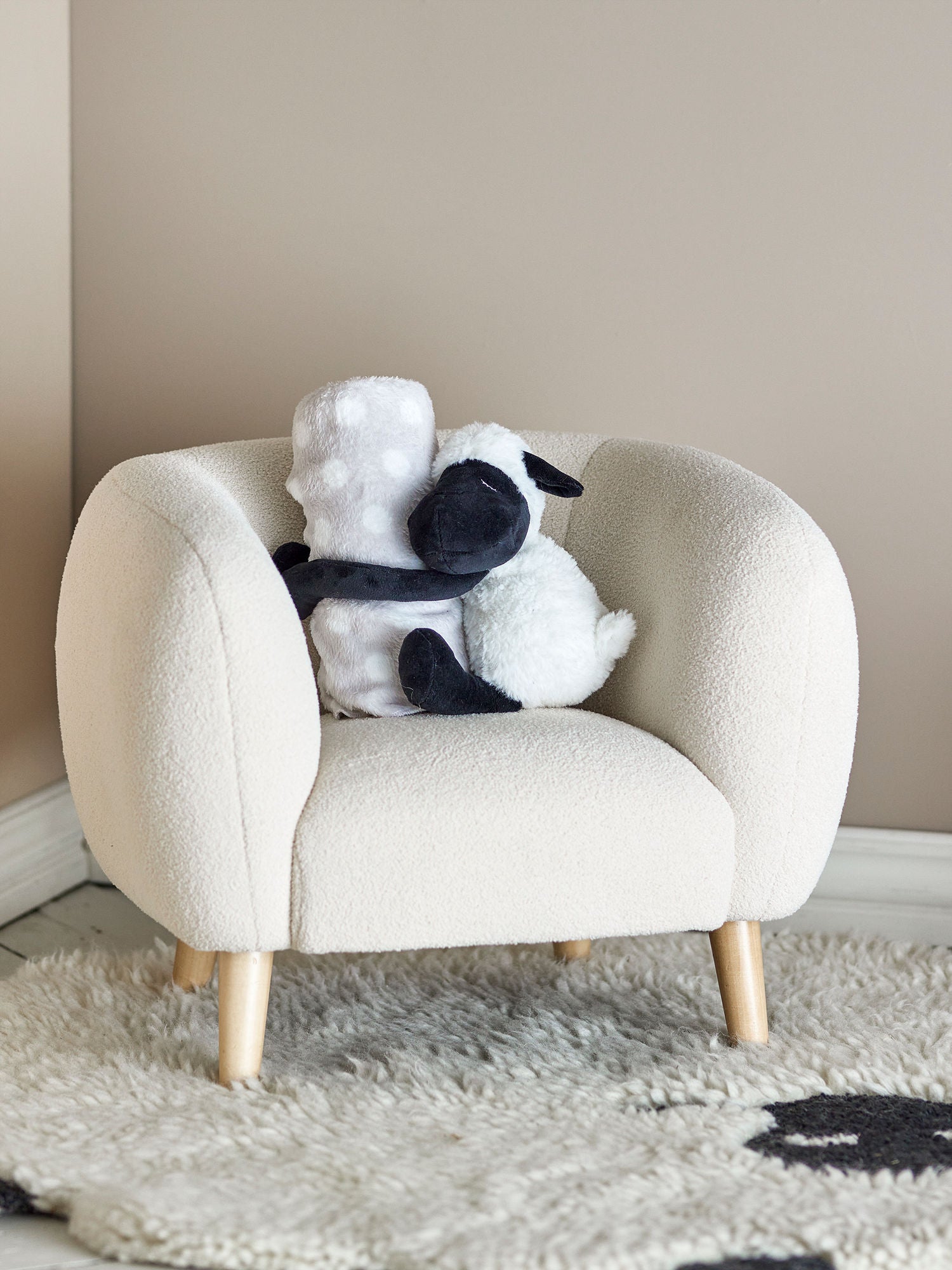 Bloomingville Mini Dolly Teddy Bear com cobertor, branco, poliéster