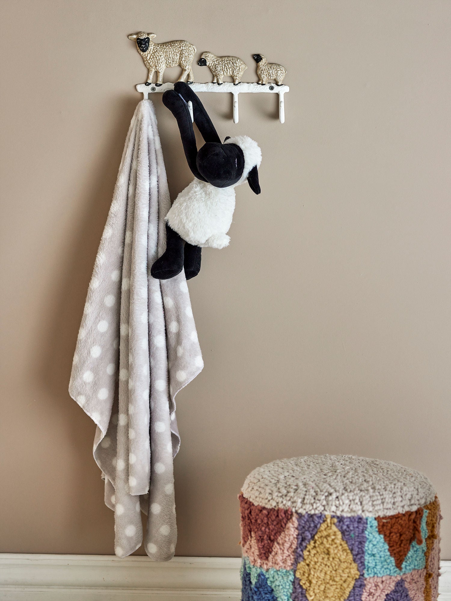 Bloomingville Mini Dolly Teddy Bear com cobertor, branco, poliéster