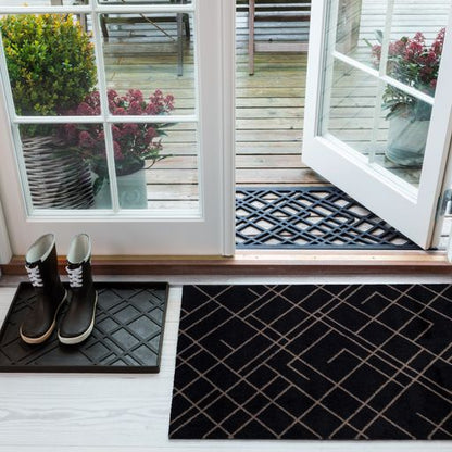 GULVMÅTTE 60 x 90 CM - LINES/SAND BLACK - Tica Copenhagen - DesignGaragen.dk