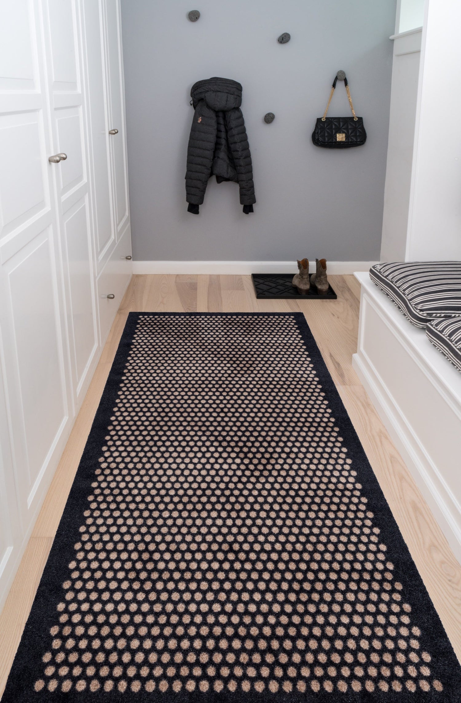 GULVMÅTTE 90 x 200 CM - DOTS/SORT SAND - Tica Copenhagen - DesignGaragen.dk