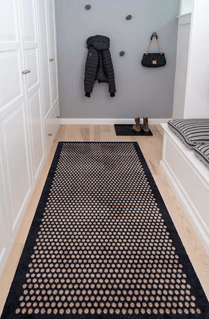 GULVMÅTTE 90 x 200 CM - DOTS/SORT SAND - Tica Copenhagen - DesignGaragen.dk