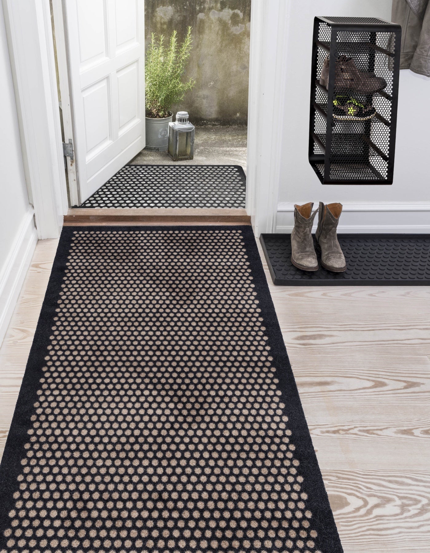 GULVMÅTTE 90 x 200 CM - DOTS/SORT SAND - Tica Copenhagen - DesignGaragen.dk