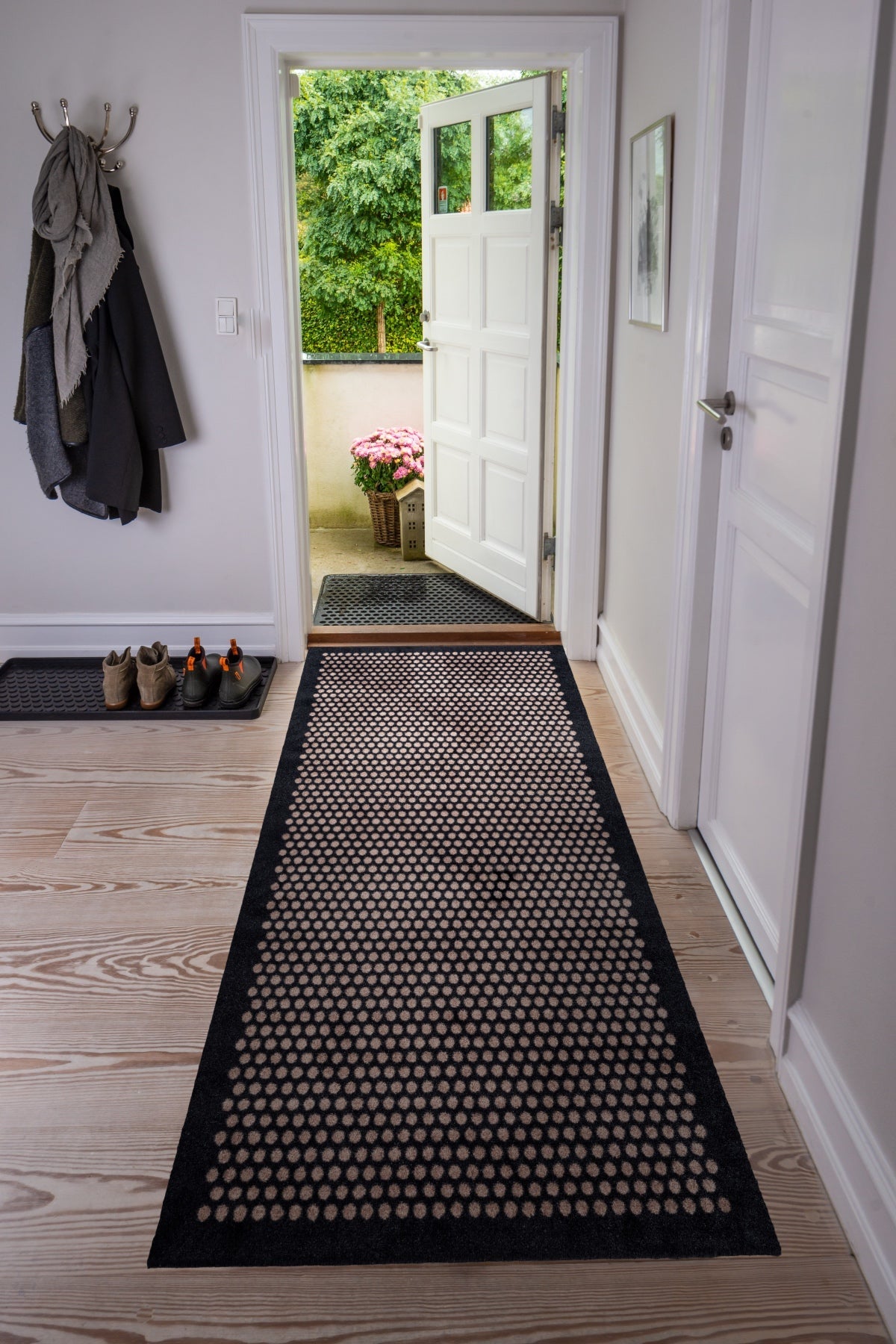 GULVMÅTTE 90 x 200 CM - DOTS/SORT SAND - Tica Copenhagen - DesignGaragen.dk