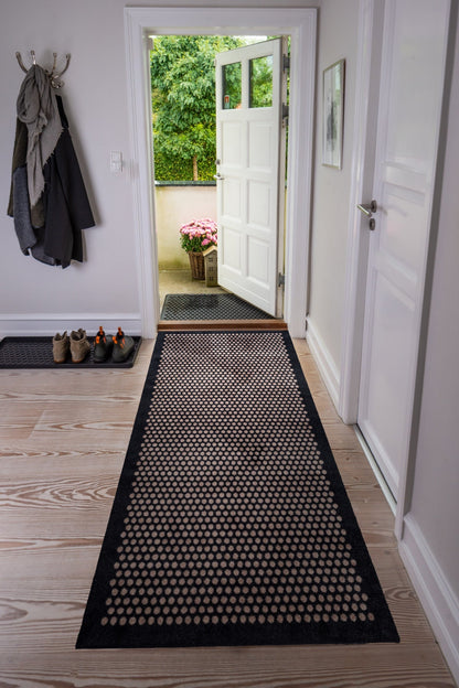 GULVMÅTTE 90 x 200 CM - DOTS/SORT SAND - Tica Copenhagen - DesignGaragen.dk