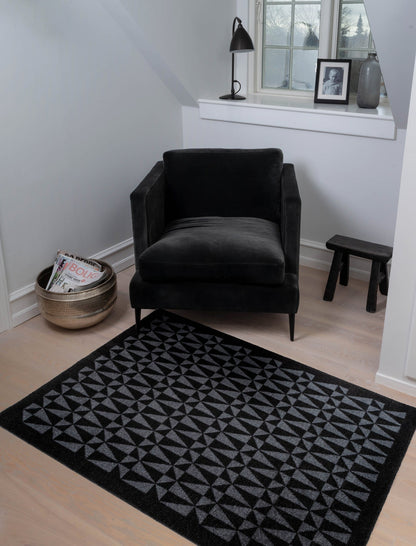 GULVMÅTTE 67 x 120 CM - GRAPHIC/BLACK GREY - Tica Copenhagen - DesignGaragen.dk