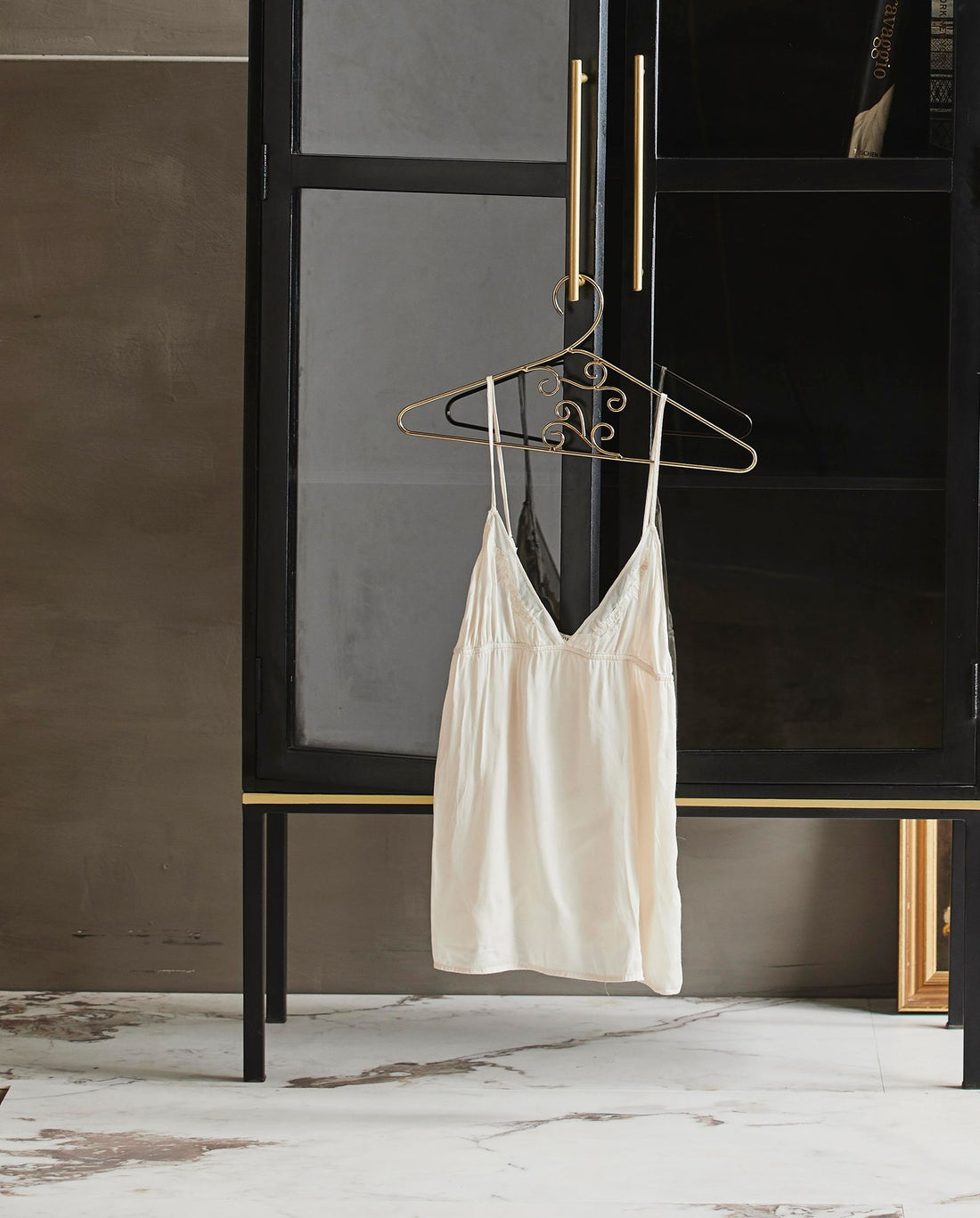 Brace de roupas PAG - H21 cm - acabamento de ouro