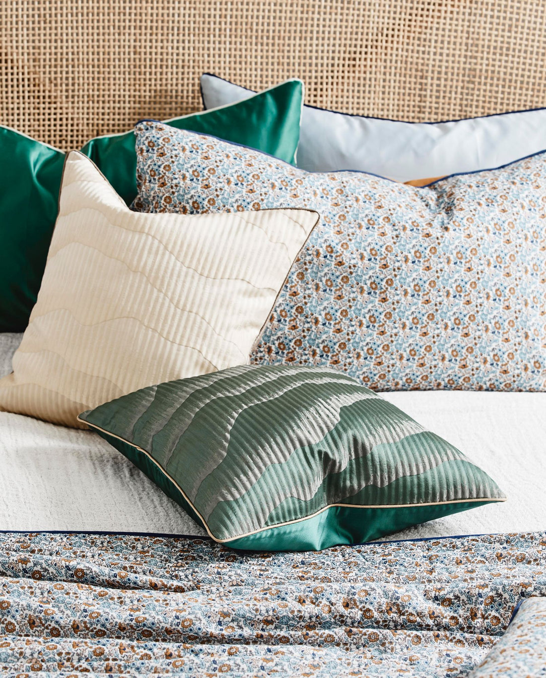 Capa de travesseiro de AVIOR em cetim - 45x45 - Verde escuro