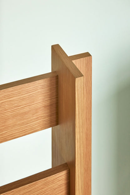 Hübsch FormA Magazine Holder/Room compartilha natureza