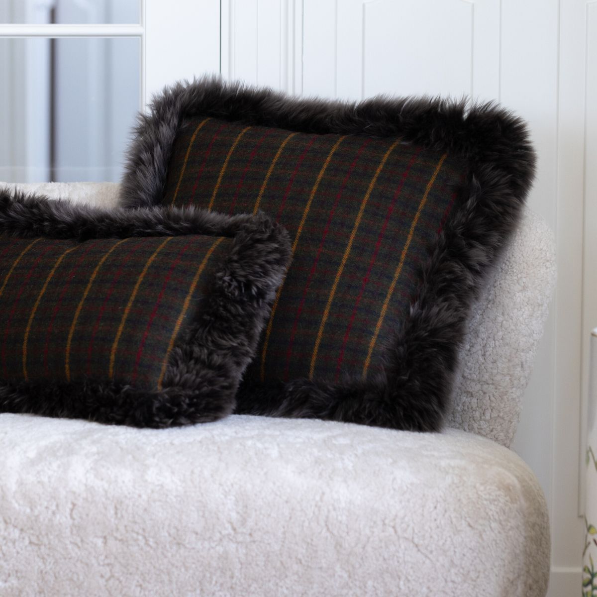 Coleção Verificada | Almofada de lã | Cabelos compridos | Dupla Face | 52x52cm