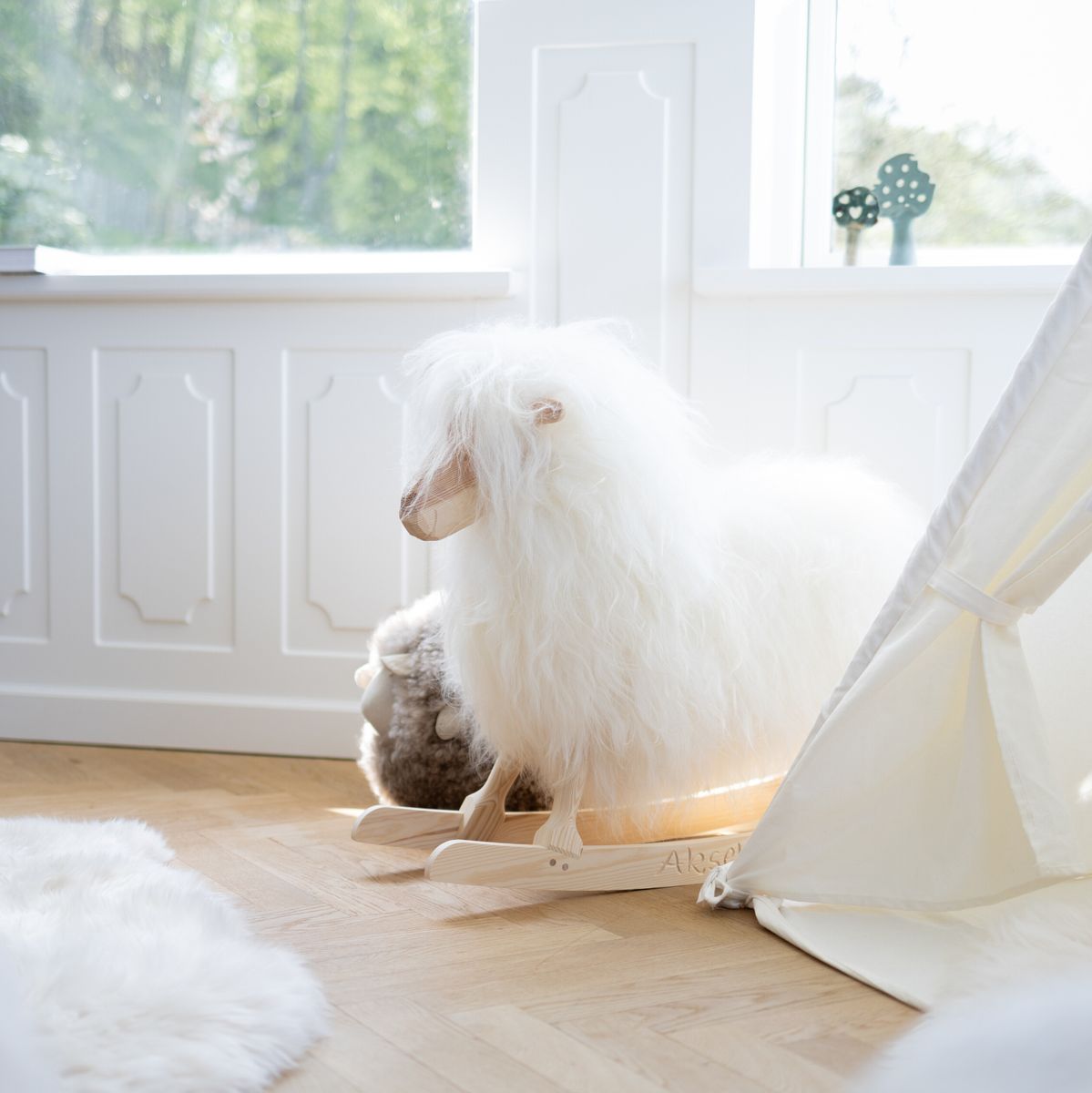 Manray Povl Kjer Design | Pele de cordeiro de pêlo comprido | Grande C85xL25xA60 cm