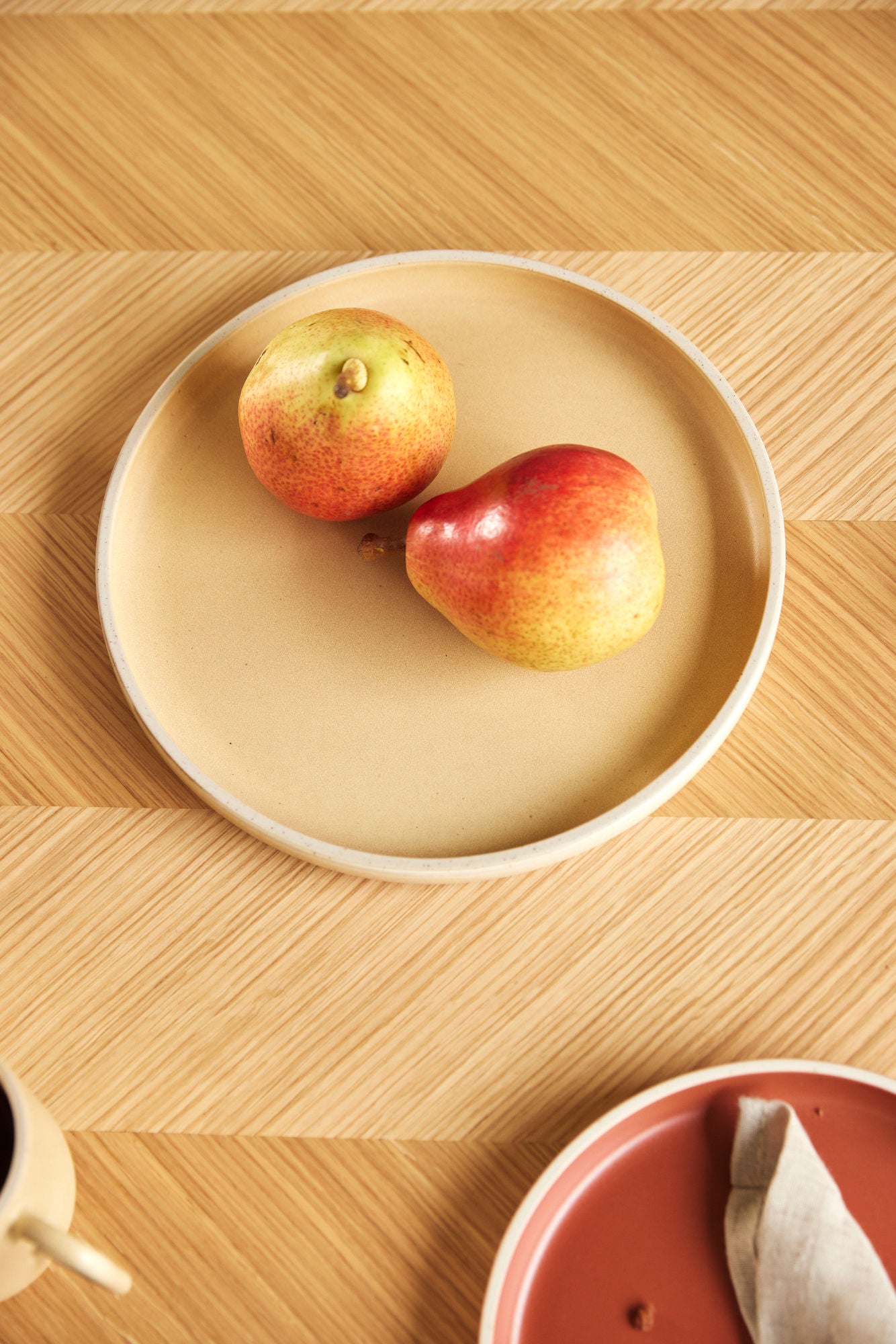 Mesa de jantar em espinha de peixe Hübsch grande natural