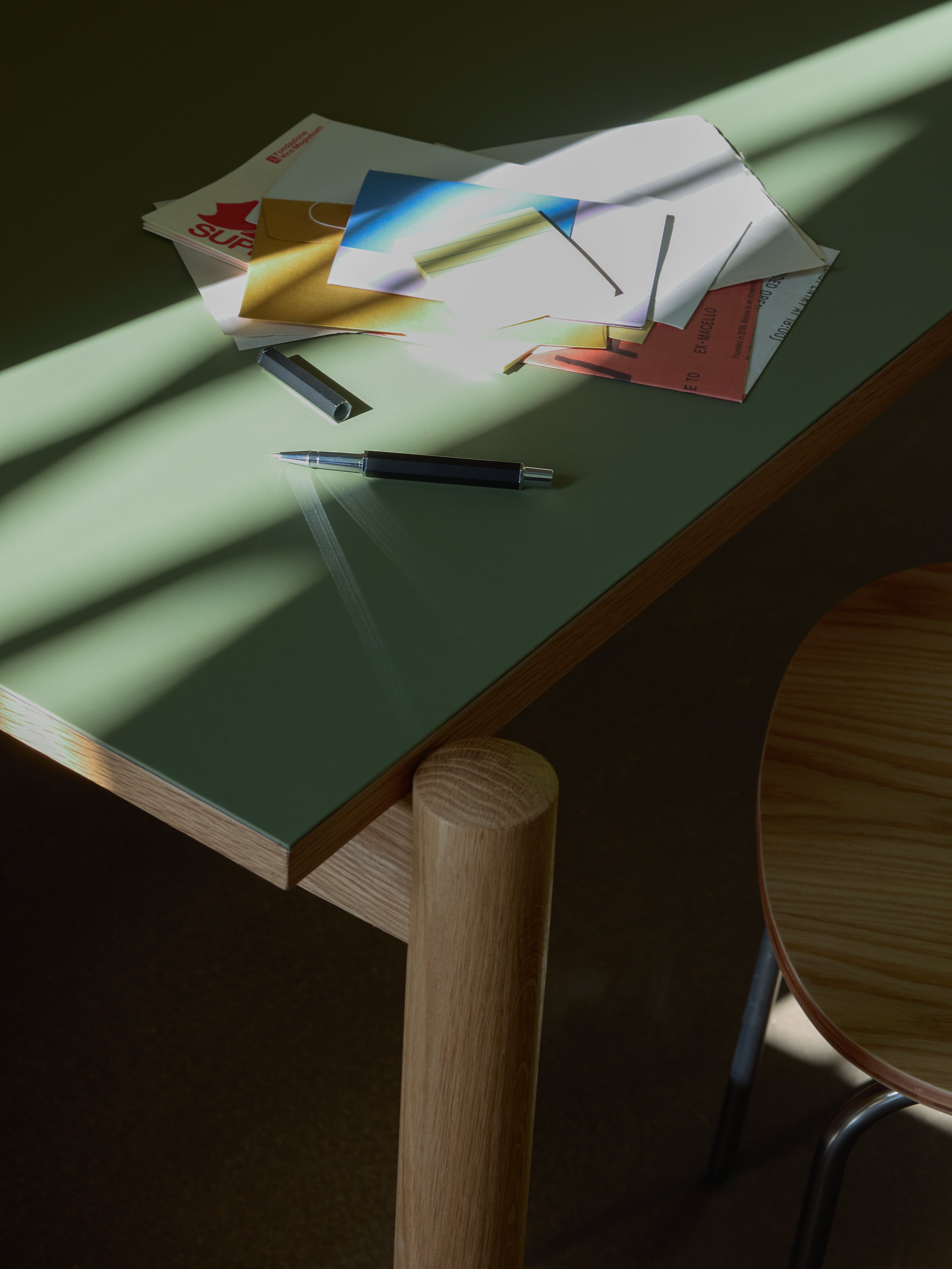 Secretária Oblíqua Verde azeitona - 140x81xh75cm