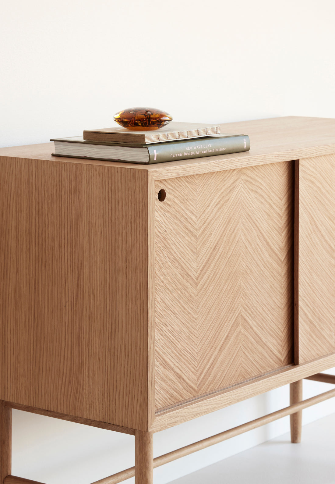 Cômoda Espinha de Peixe Portas de Correr Naturais - 100x40xh70cm