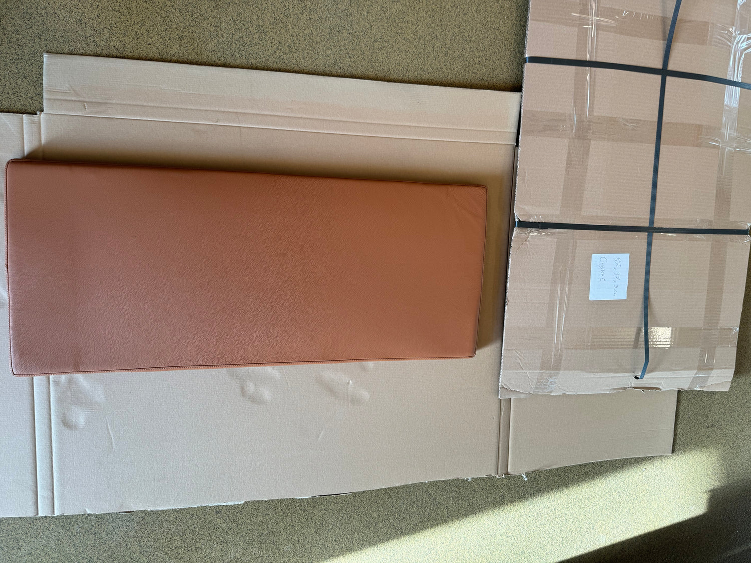 Almofada em couro conhaque 87x37x3 cm