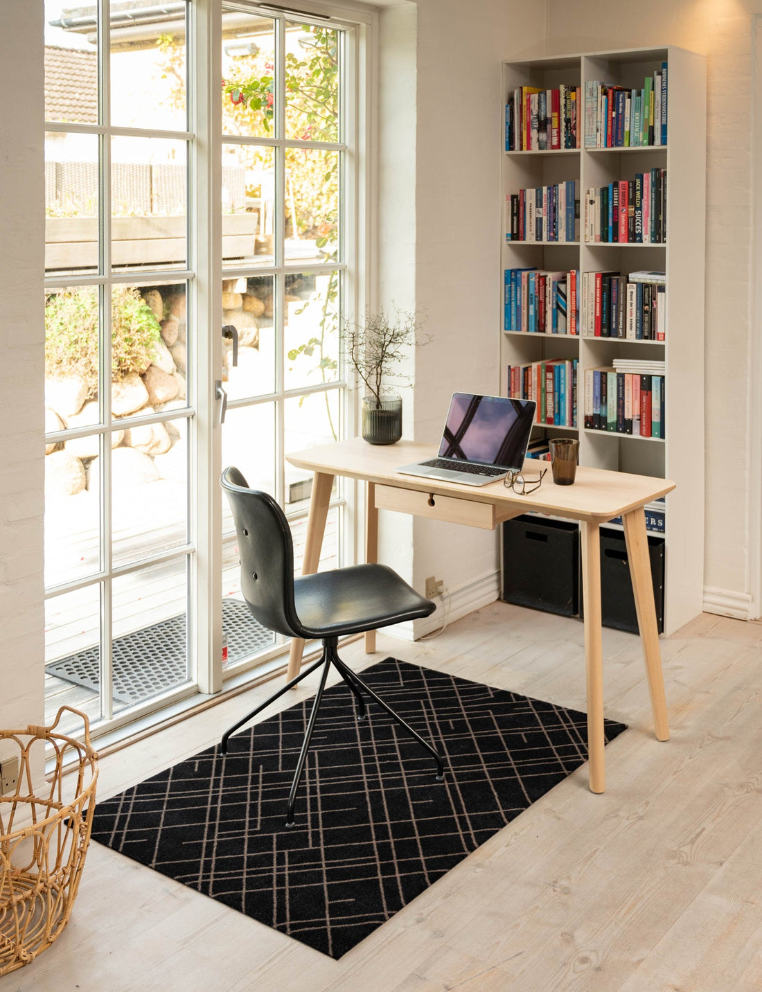 GULVMÅTTE 90 x 130 CM - LINES/SAND BLACK - Tica Copenhagen - DesignGaragen.dk