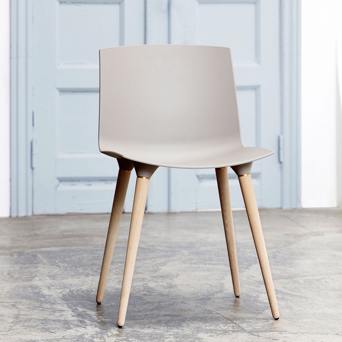 Andersen Furniture TAC - sæde i grå - ben i eg/hvid pigm. lak - DesignGaragen.dk.