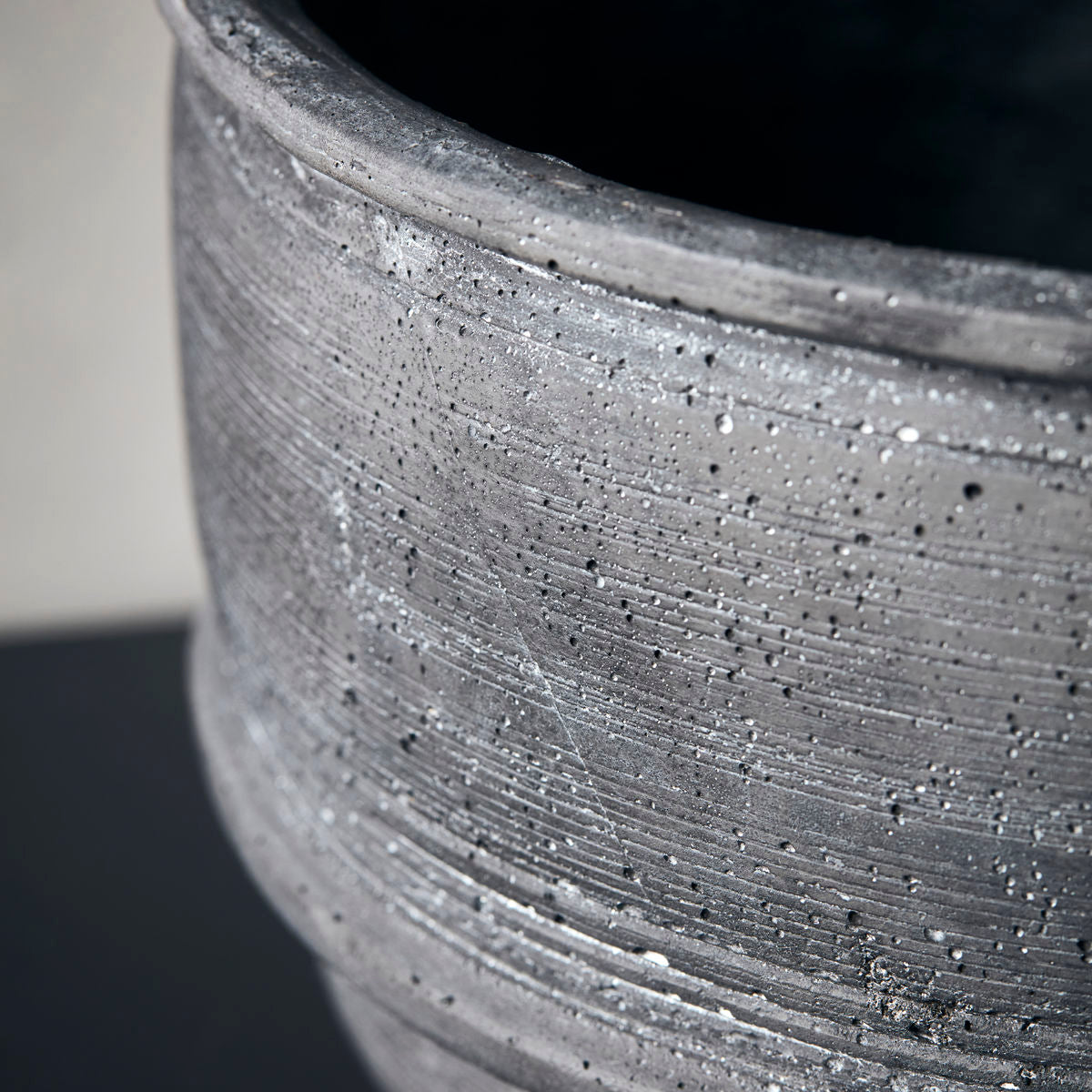 House Doctor - Urtepotte, Ground, Beton - h: 18 cm, dia: 28 cm - House Doctor - DesignGaragen.dk