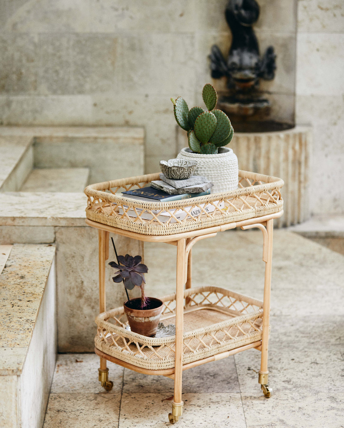 Liri Rolling Table em Rattan - 62x42 cm - Natureza