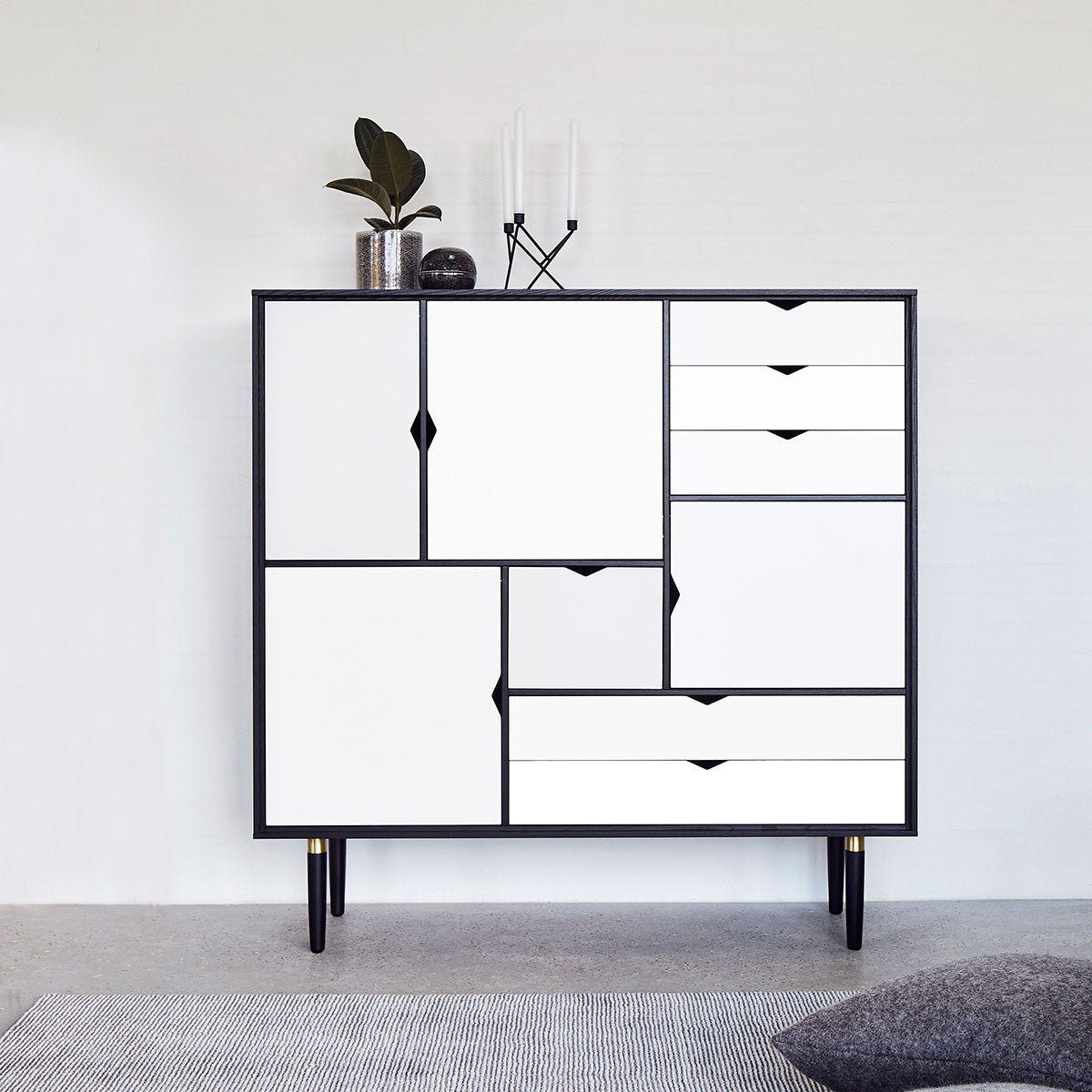 Andersen Furniture - S3 opbevaringsmøbel i sort med hvide fronter - B130xD43xH132 cm - Andersen Furniture - DesignGaragen.dk